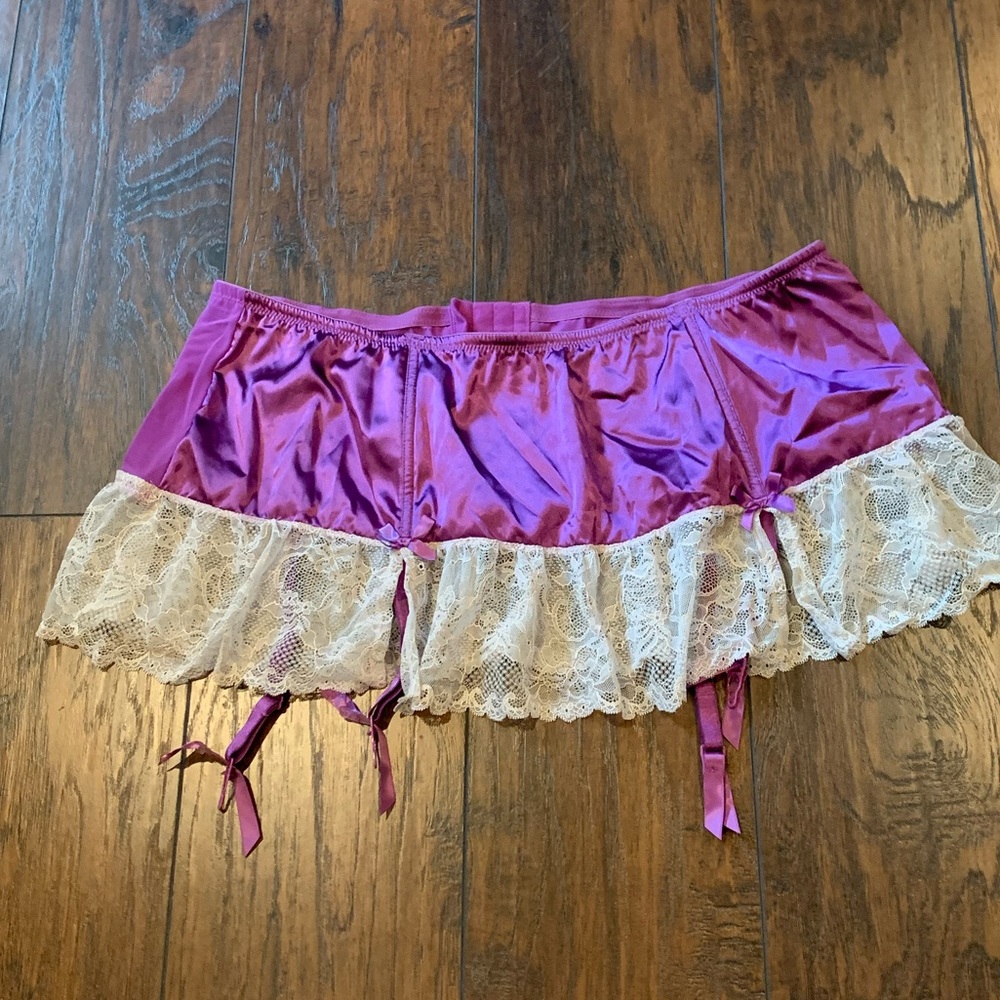 Gorgeous purple hip slip w/ lace & garter snaps